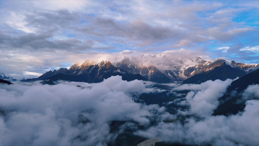 雪山之巅:南迦巴瓦峰,云海翻腾,壮丽景色尽收眼底!