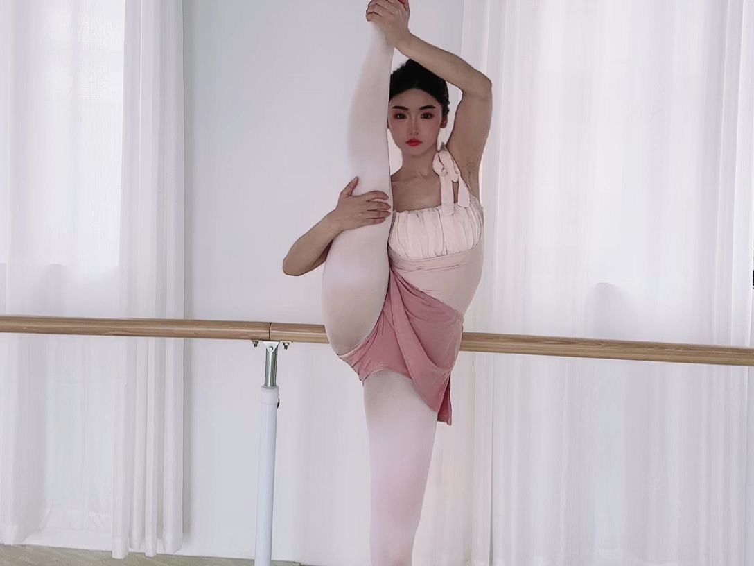 金允儿02(一字马)_2024-07-17_14-37-52_000