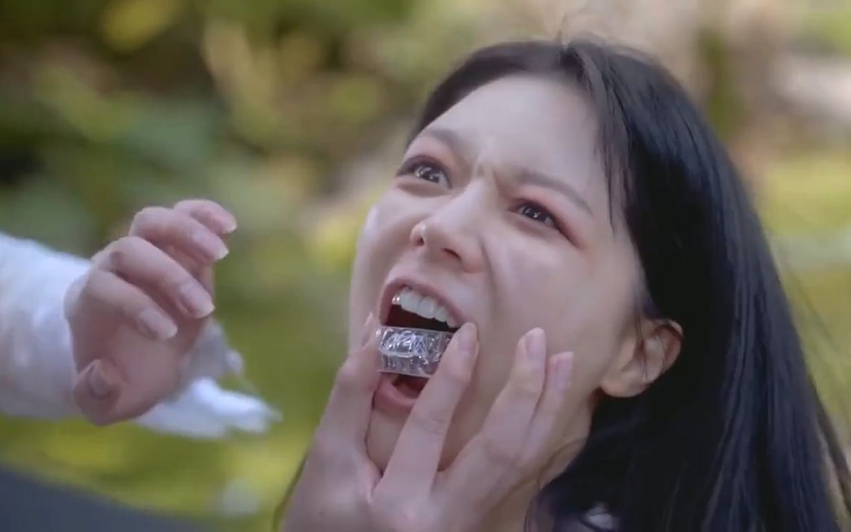 《我的丧尸女友》:小伙不忍杀掉美女丧尸,就让她戴着牙套咬自己,结果