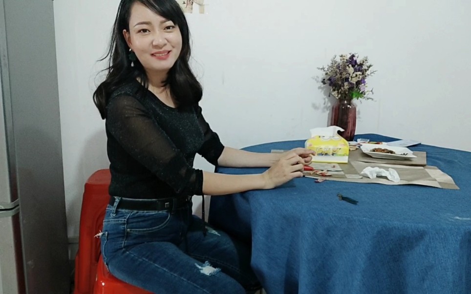 家里突然停水没法煮饭,小媳妇只好跟家人去外面找吃的