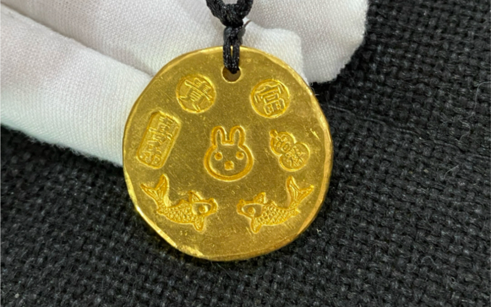 带着媳妇来咱家兑现啦,哈哈,送给媳妇的新年礼物,独一无二的金饼吊坠