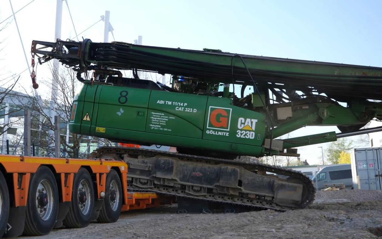 奔驰卡车运输cat 323d挖掘机