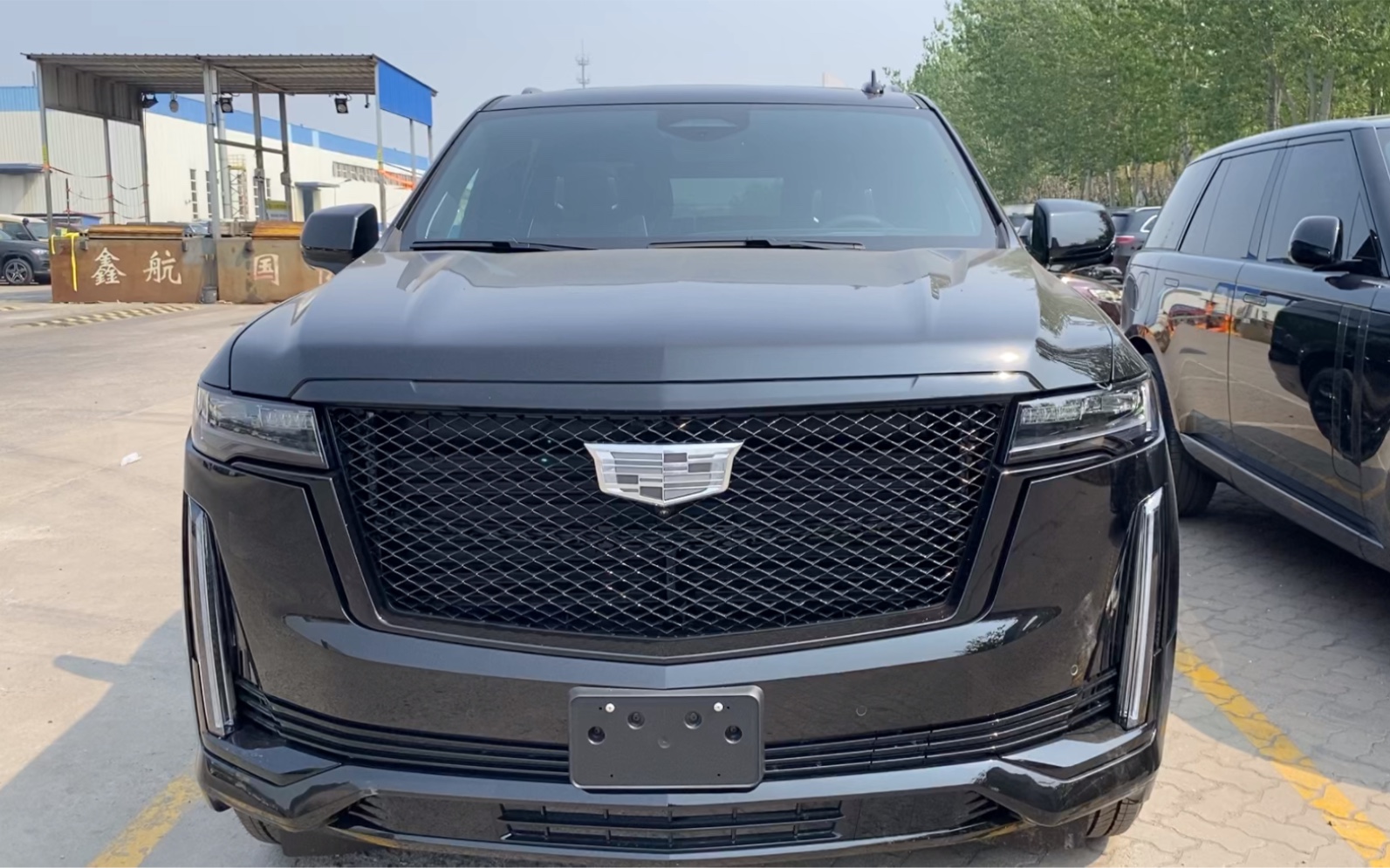 "浴皇大帝"凯迪拉克凯雷德刚到港 行情大幅下跌