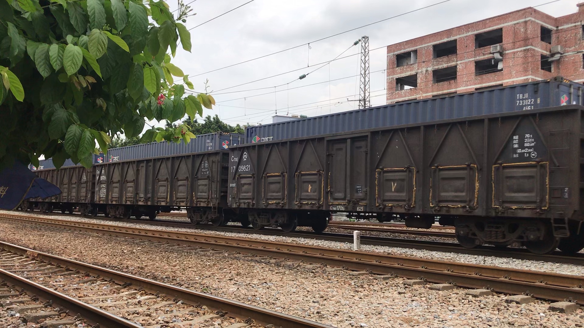 df4-3948牵引货列通过野鸡道口