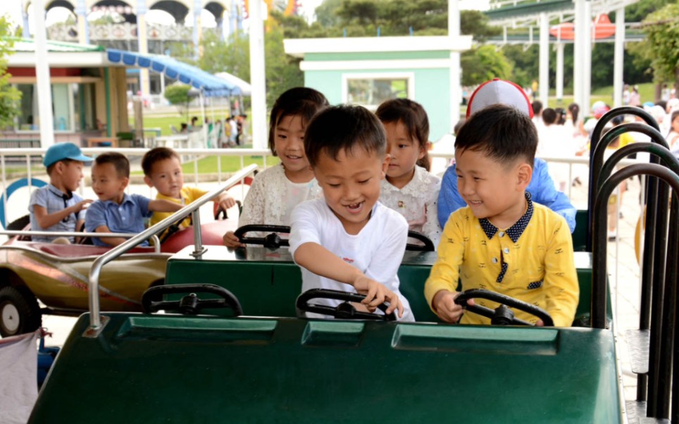 [图]朝鲜幼儿园欢庆六一国际儿童节