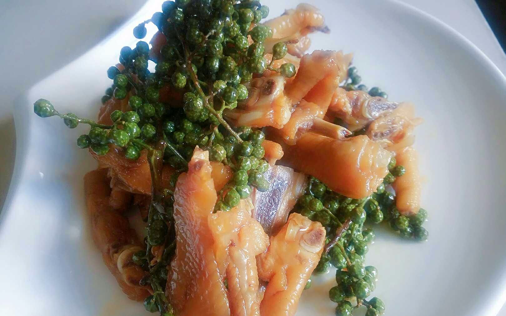 鲜花椒与鸡爪搭配做出的鲜椒鸡爪,椒香浓郁麻辣可口,味道太爽了