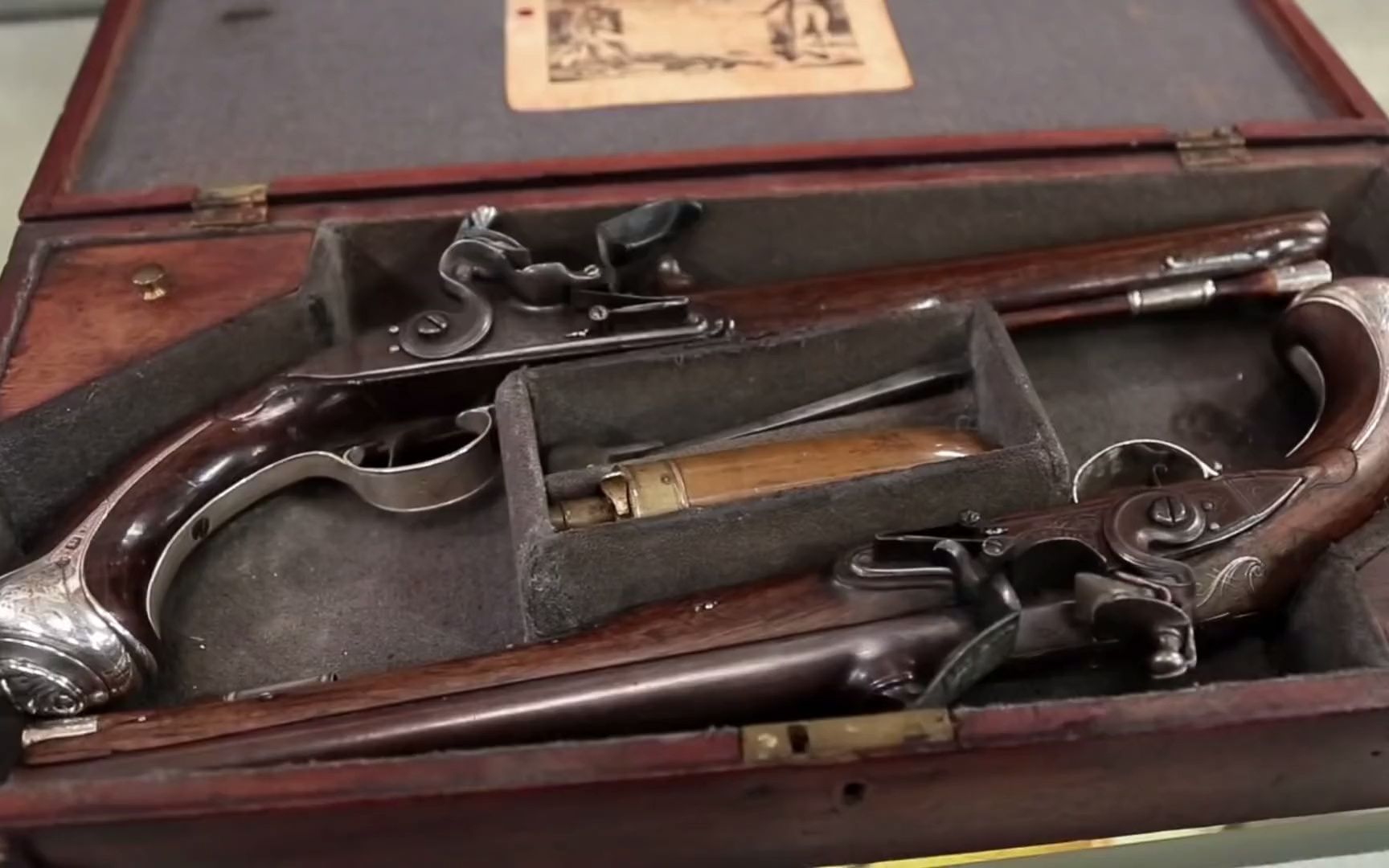 典当之星:19世纪中叶的后膛手枪,古朴典雅,价值20万人民币