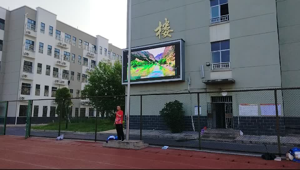 江西吉安县三中高三学子高考日晨读