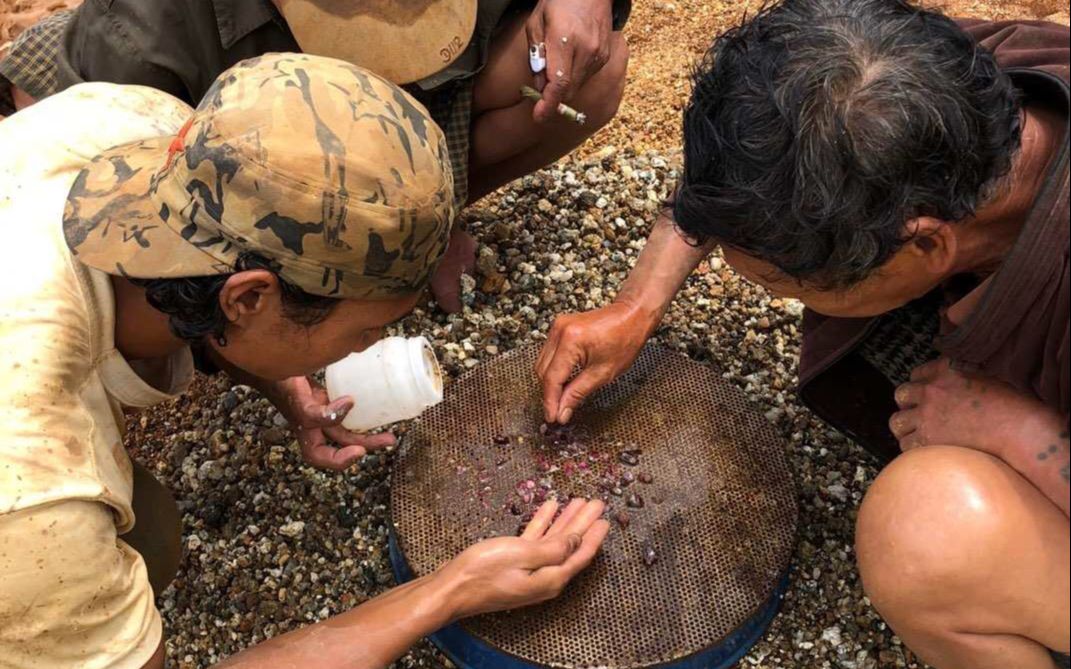 缅甸抹谷悄悄挖宝石的人