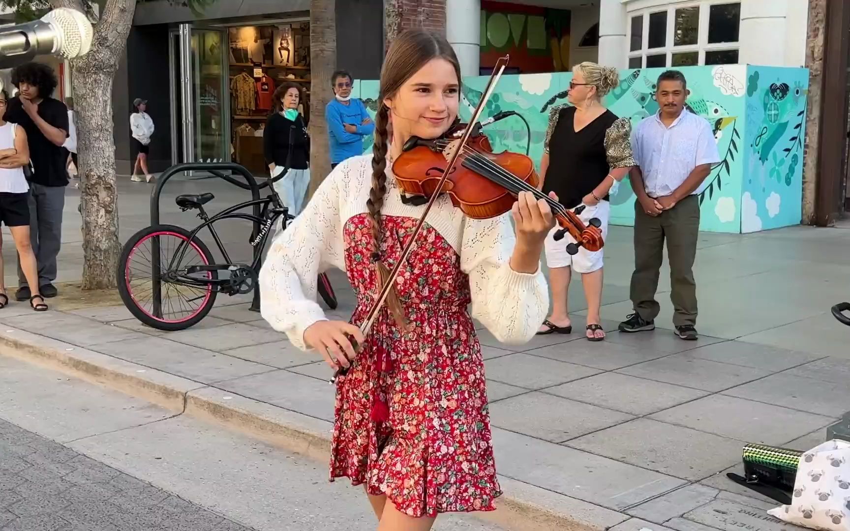 【小提琴】卡罗琳娜·普罗琴科小提琴街头演奏