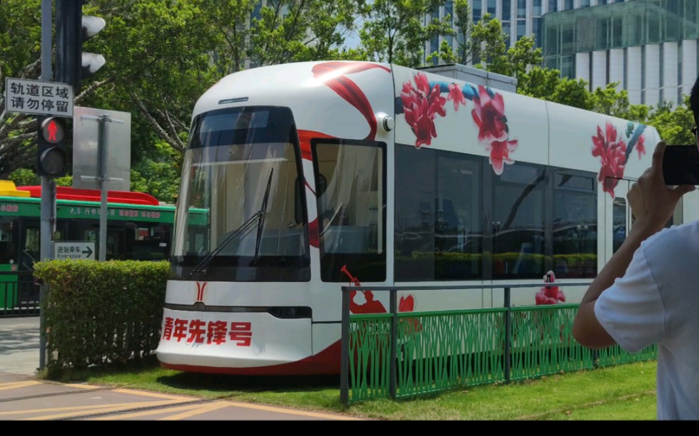 广州塔下的轻轨电车