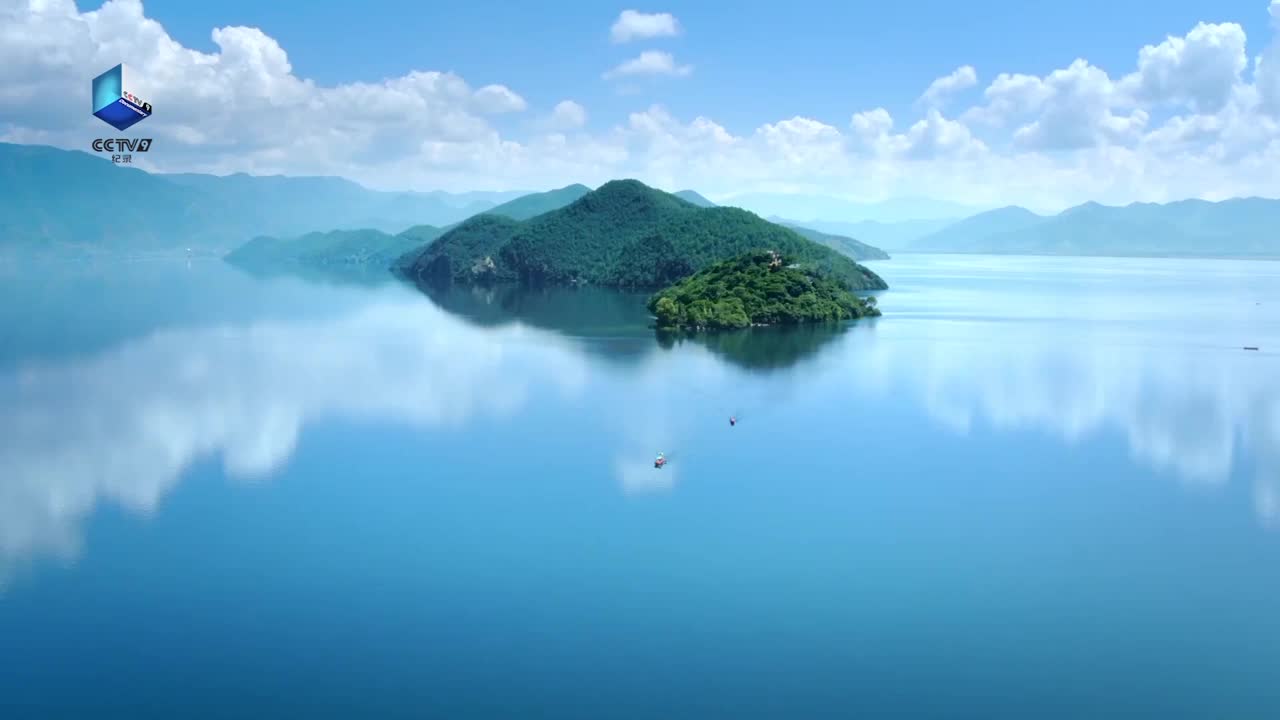 [图]《航拍中国》第三季 精选视频：泸沽湖最干净清澈的水留住了“水性杨花”_ CCTV纪录