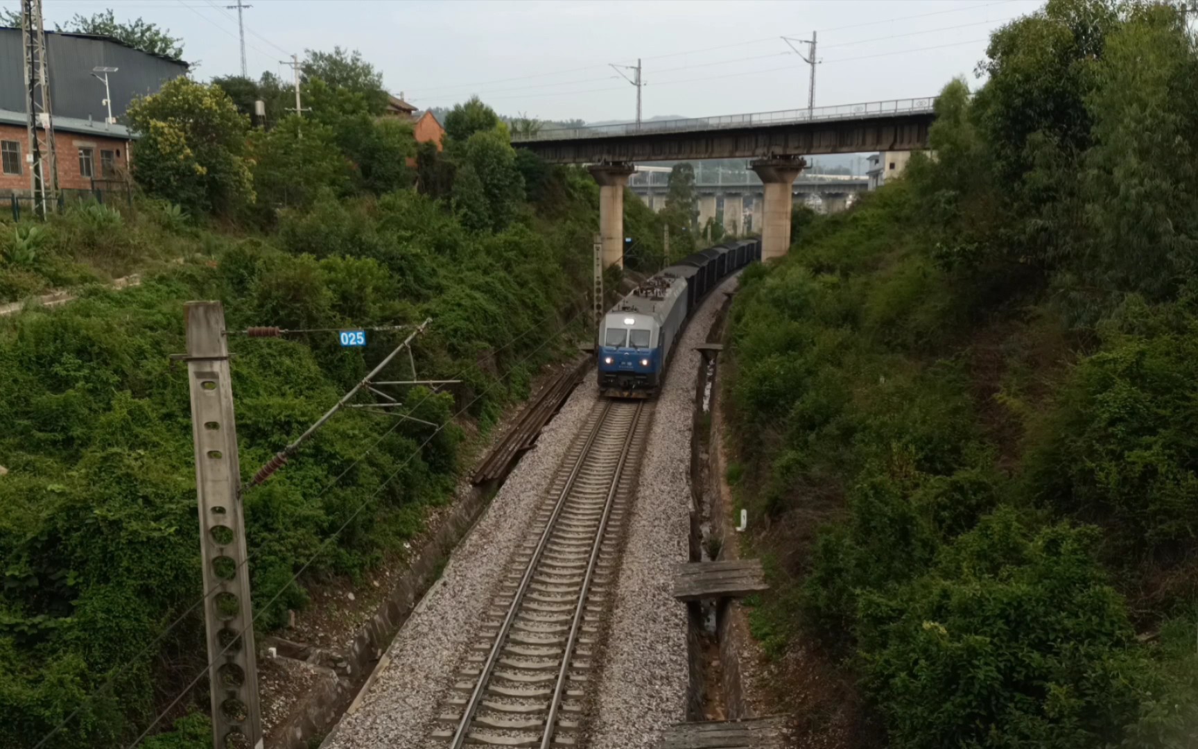 【成昆铁路】成局成段hxd1牵引货列通过广通站进站预告机