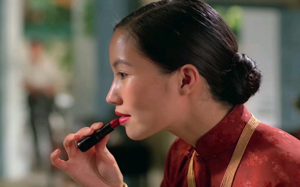 越南女佣偷偷涂口红,被男主人发现(电影配乐很诡异)