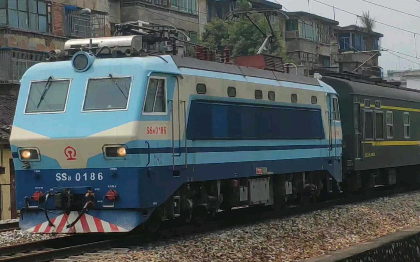 广铁广段ss8-0186牵引k325(温州—广州)金温短编车底,快速通过乐昌