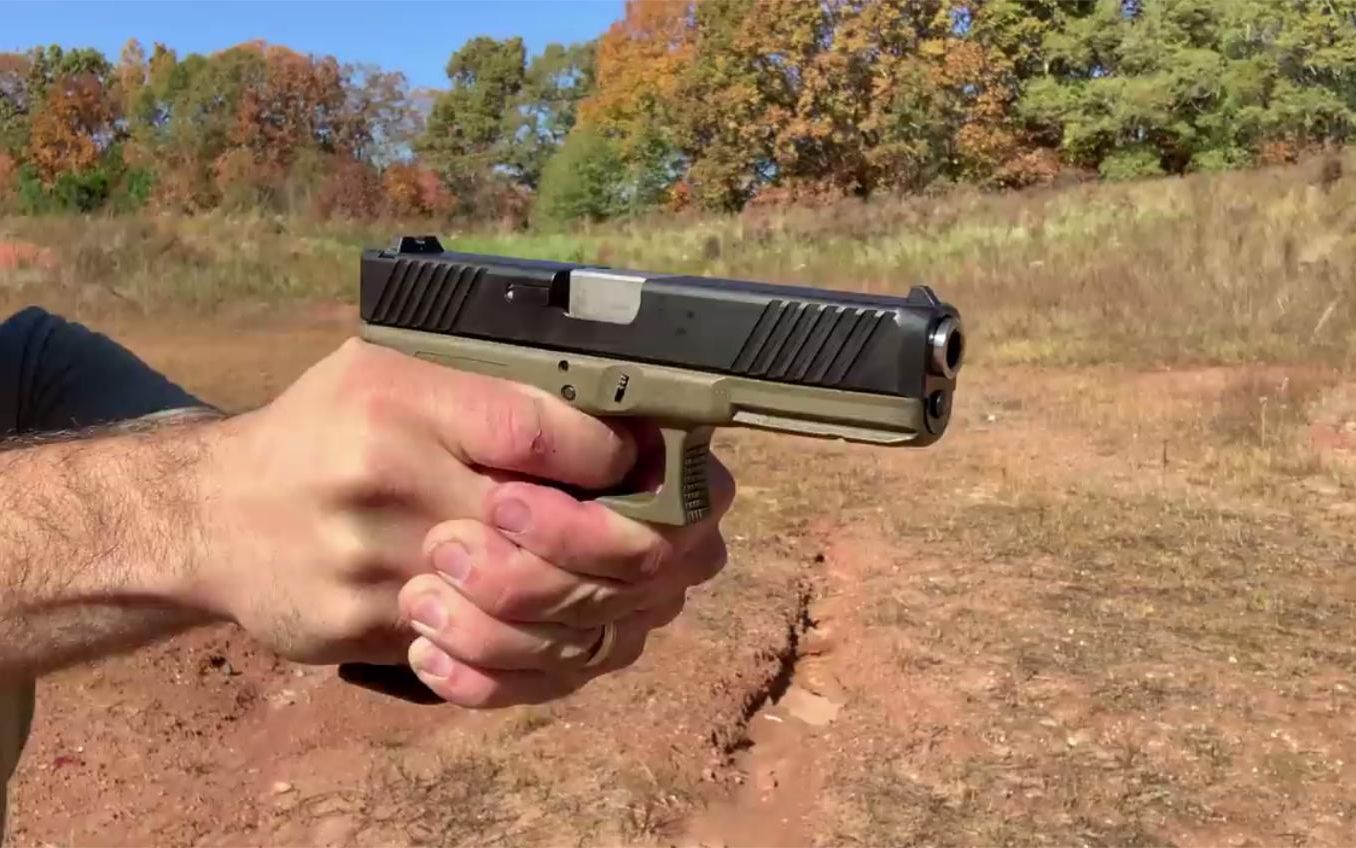 大名鼎鼎的格洛克17式9mm口径手枪,国外小哥靶场射击测试