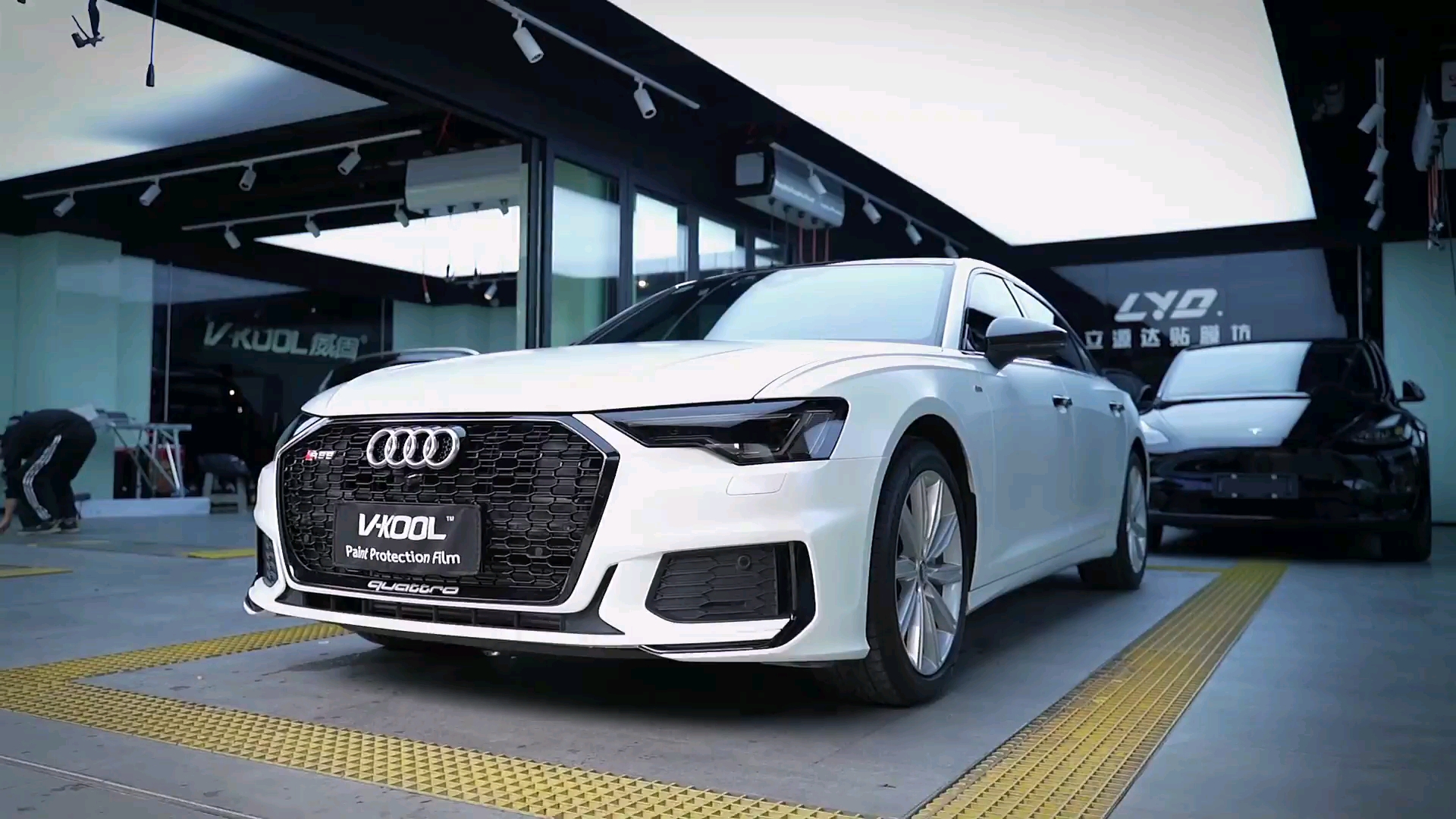 南宁汽车贴膜案例奥迪a6改色白魅蓝