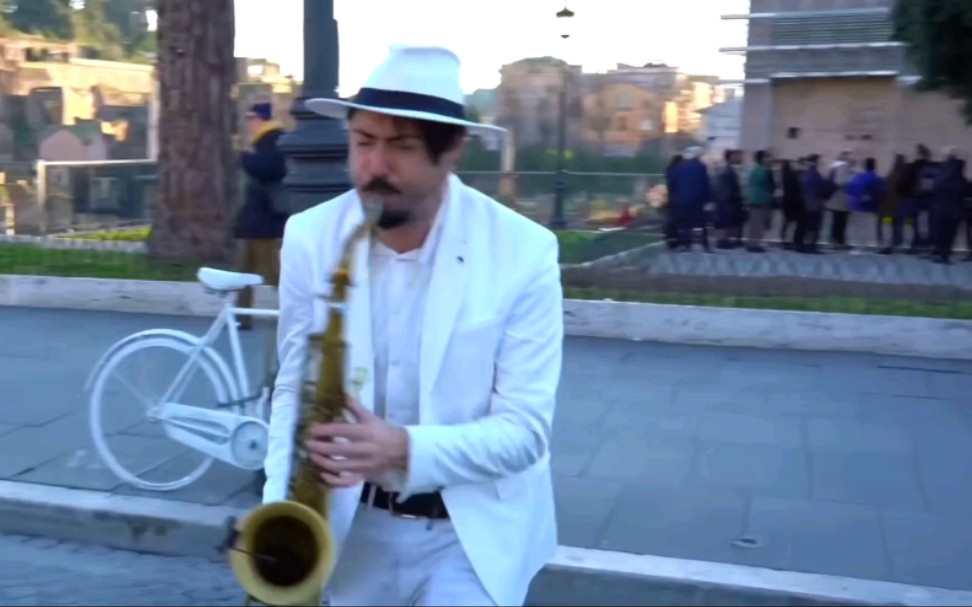 [图]“看见蟑螂我不怕不怕啦”街头艺人萨克斯演绎"Dragostea Din Tei" - STREET SAX PERFORMANCE in Rome音乐现场