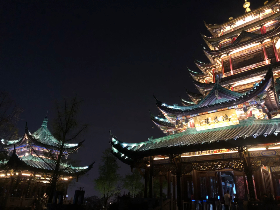 鸿恩寺公园晚上好好看