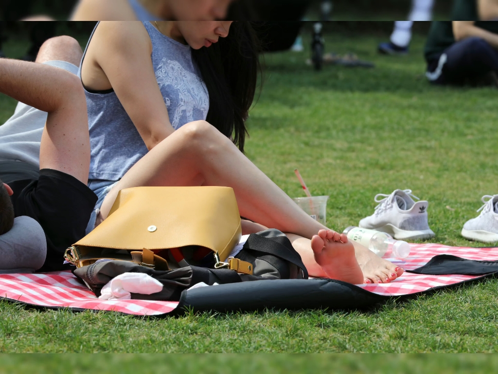 脱袜子光脚丫野餐