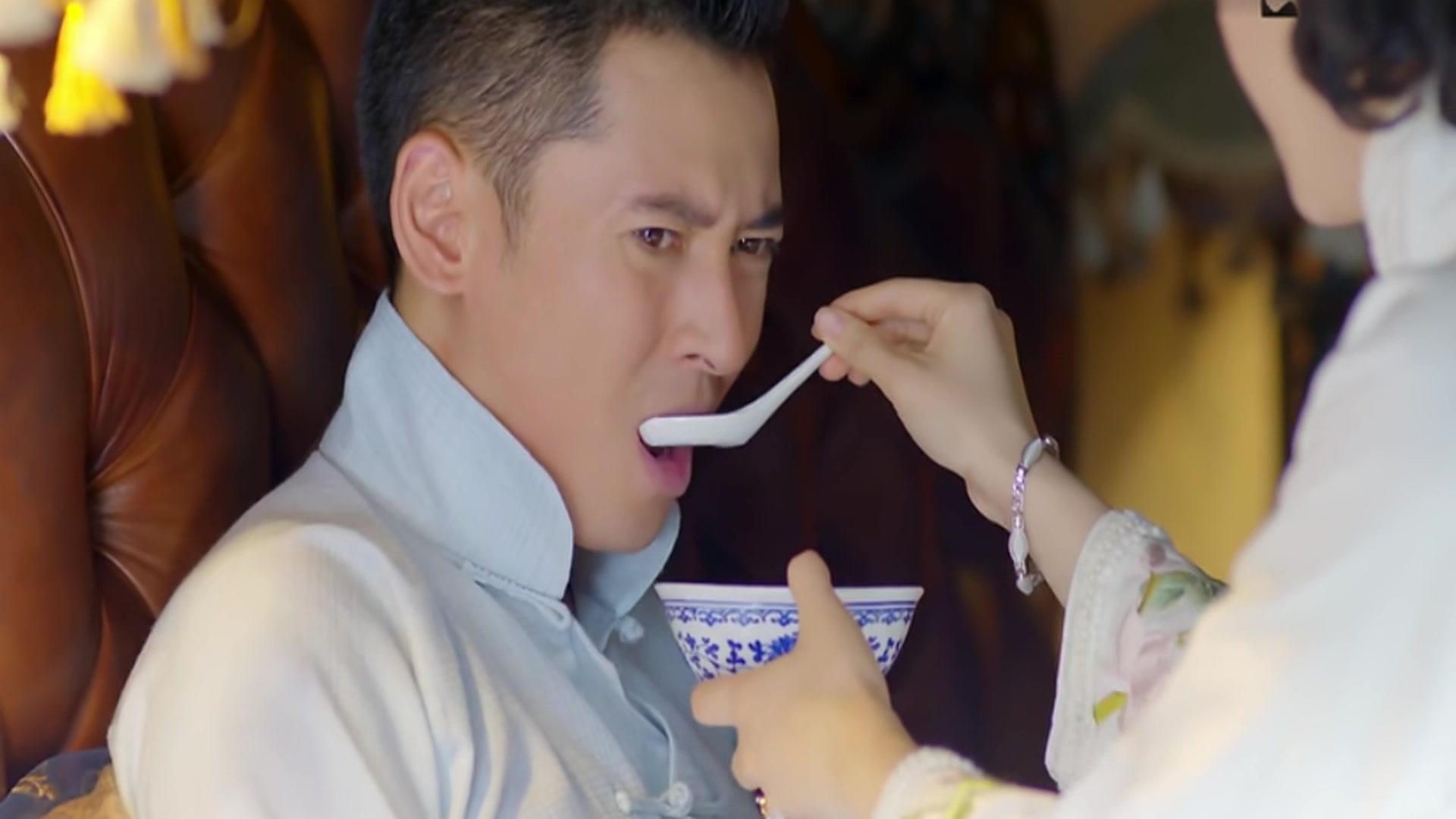 碧血书香梦四少爷发烧生病碧云喂他吃药两人的感情越来越好