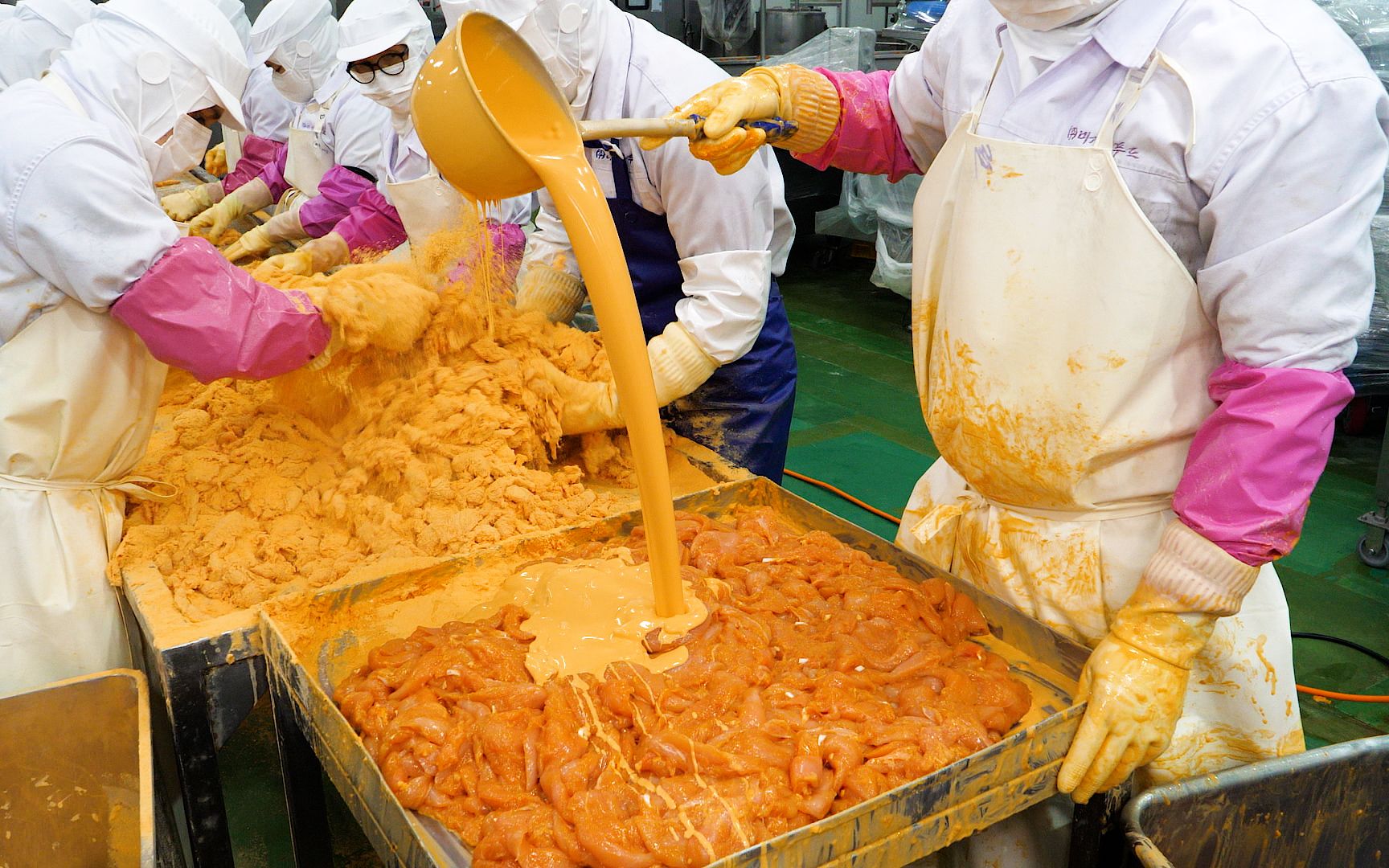 食品工厂加工制作的鸡肉原来我们外面吃的炸鸡块是这么做的