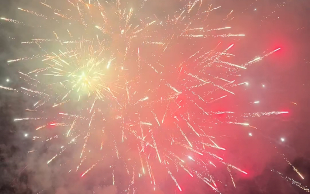 2023年最后一天,放烟花庆祝一下,抛掉2023所有的烦恼和不开心,迎接