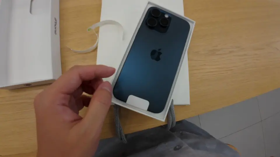 iPhone15ProMax蓝色首发开箱！！竟然翻车了？？_哔哩哔哩_bilibili