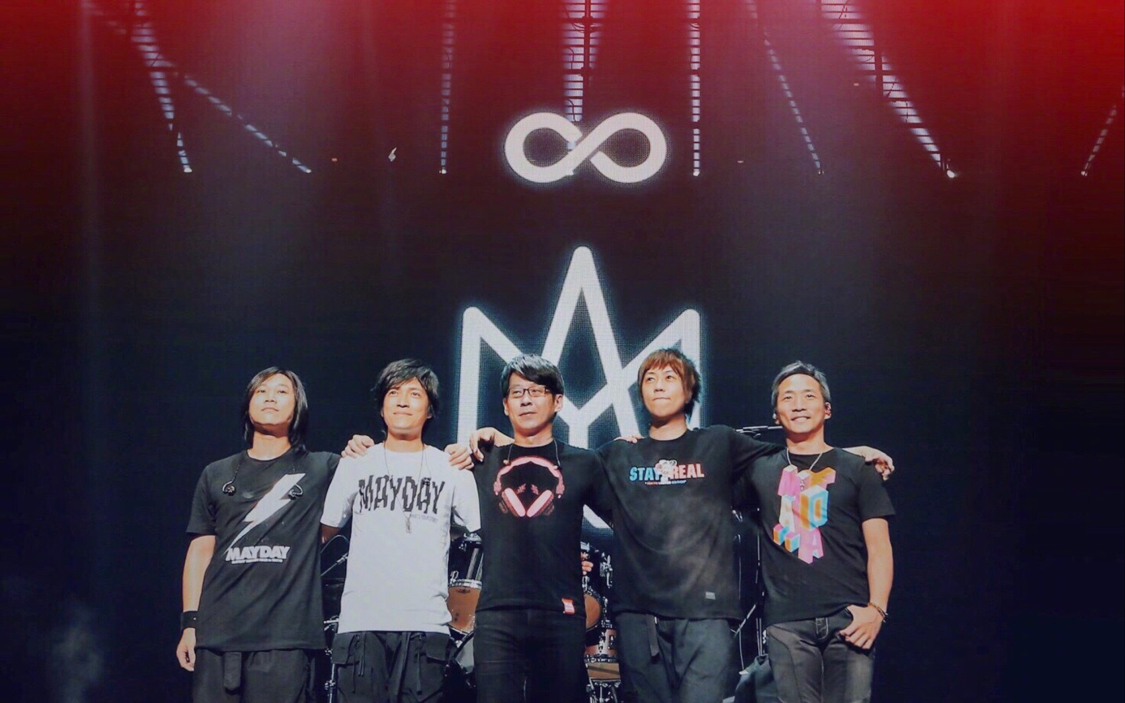 五月天【转眼】完整动画 还有五位大爷完整演绎 最后很想抱抱张开双臂