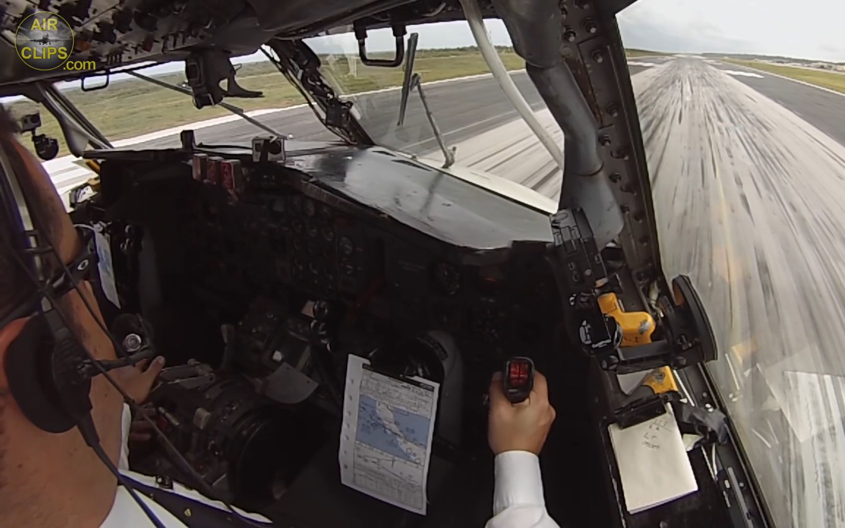 驾驶一架1965年建造的波音727-100飞机是什么体验?驾驶舱视角