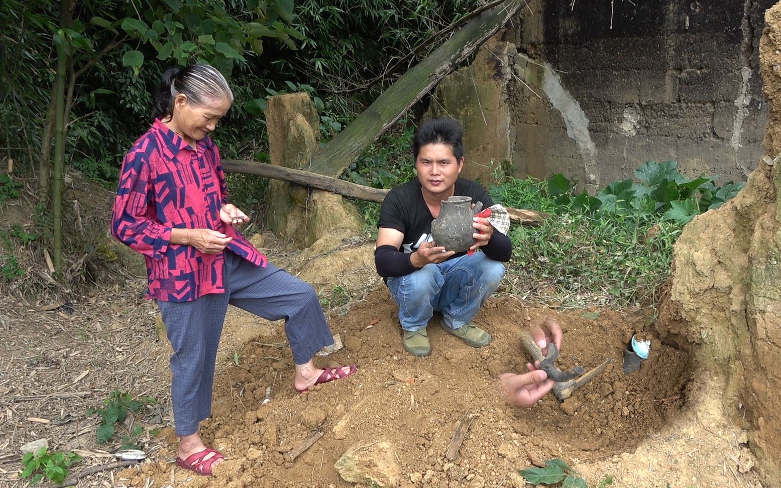 [图]小邓平整几十年老祖屋，几锄挖下去突然一声巨响，挖开一看乐坏了