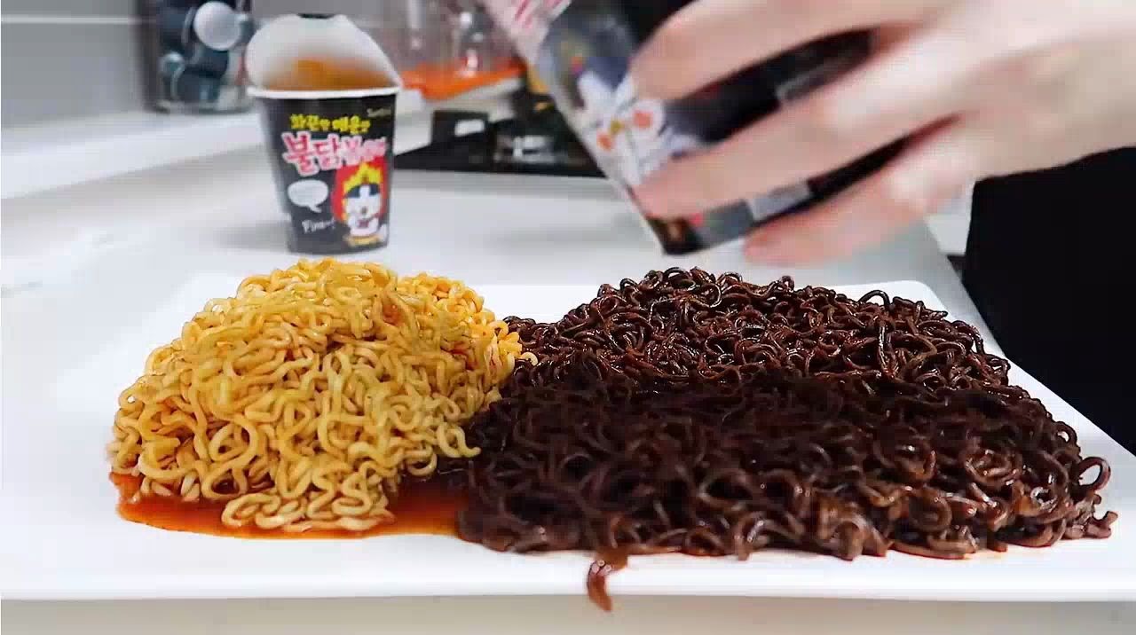 韩国美女吃一大盆火鸡面,不知道她pp受得了吗?