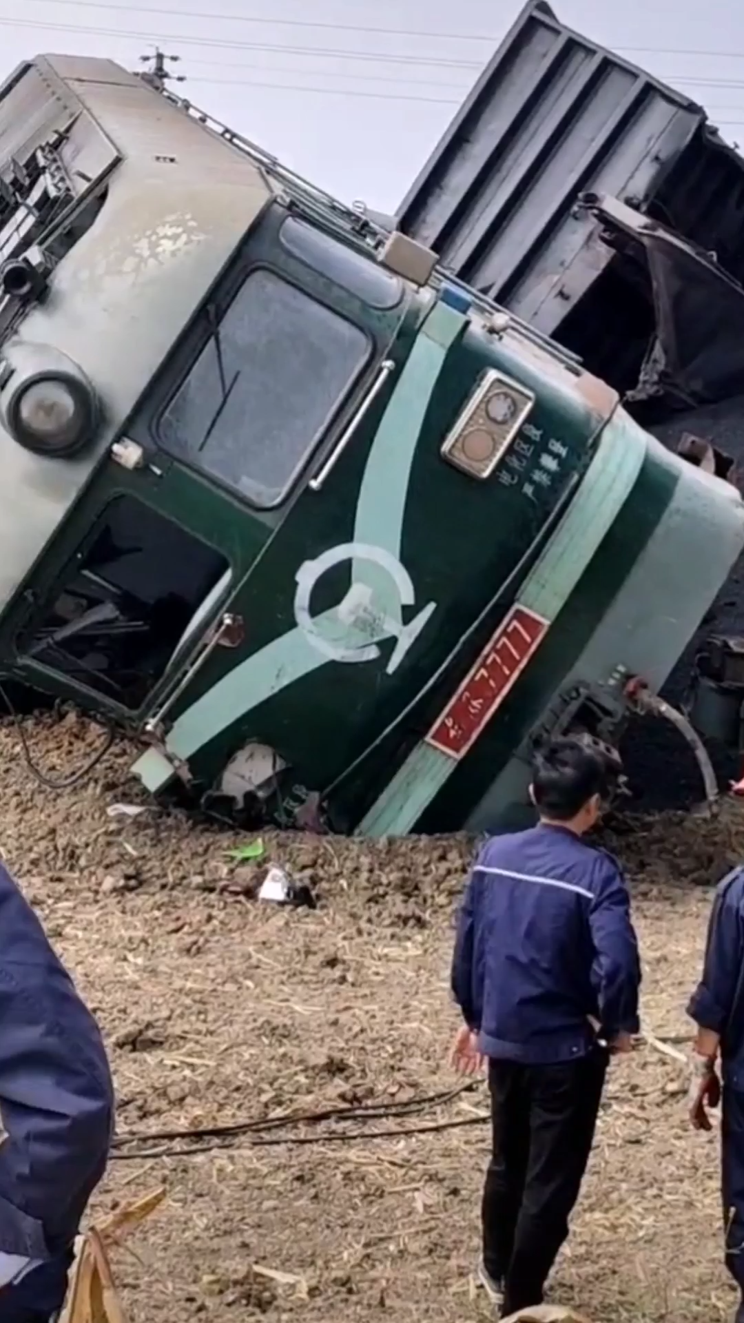 东风4b7777被撞翻车现场