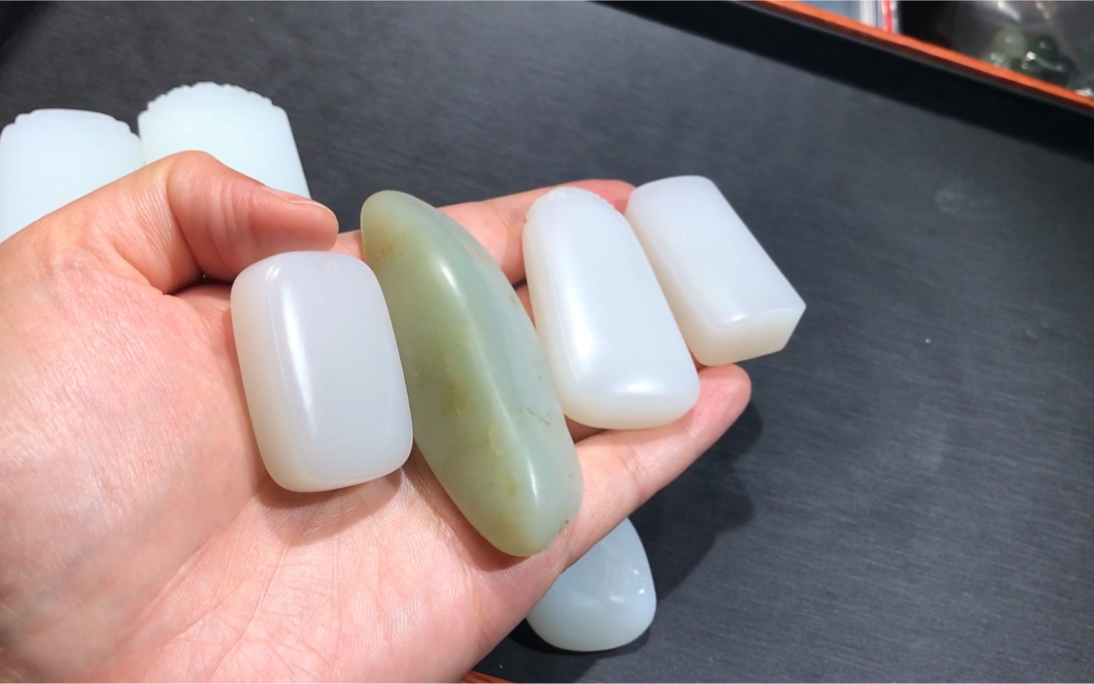 4块和田玉对比,新疆籽料和山料玉种和油性的区别.