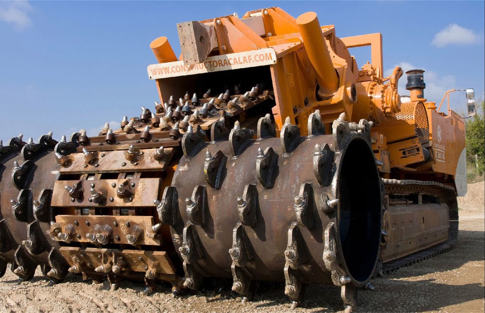 国外发明路面破碎机,高速旋转的尖刺齿轮,轻松粉碎路面