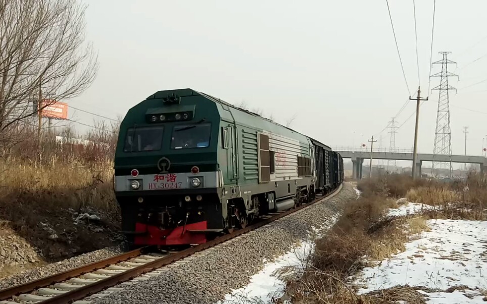 魏塔线的货运列车沈局锦段hxn30247牵引