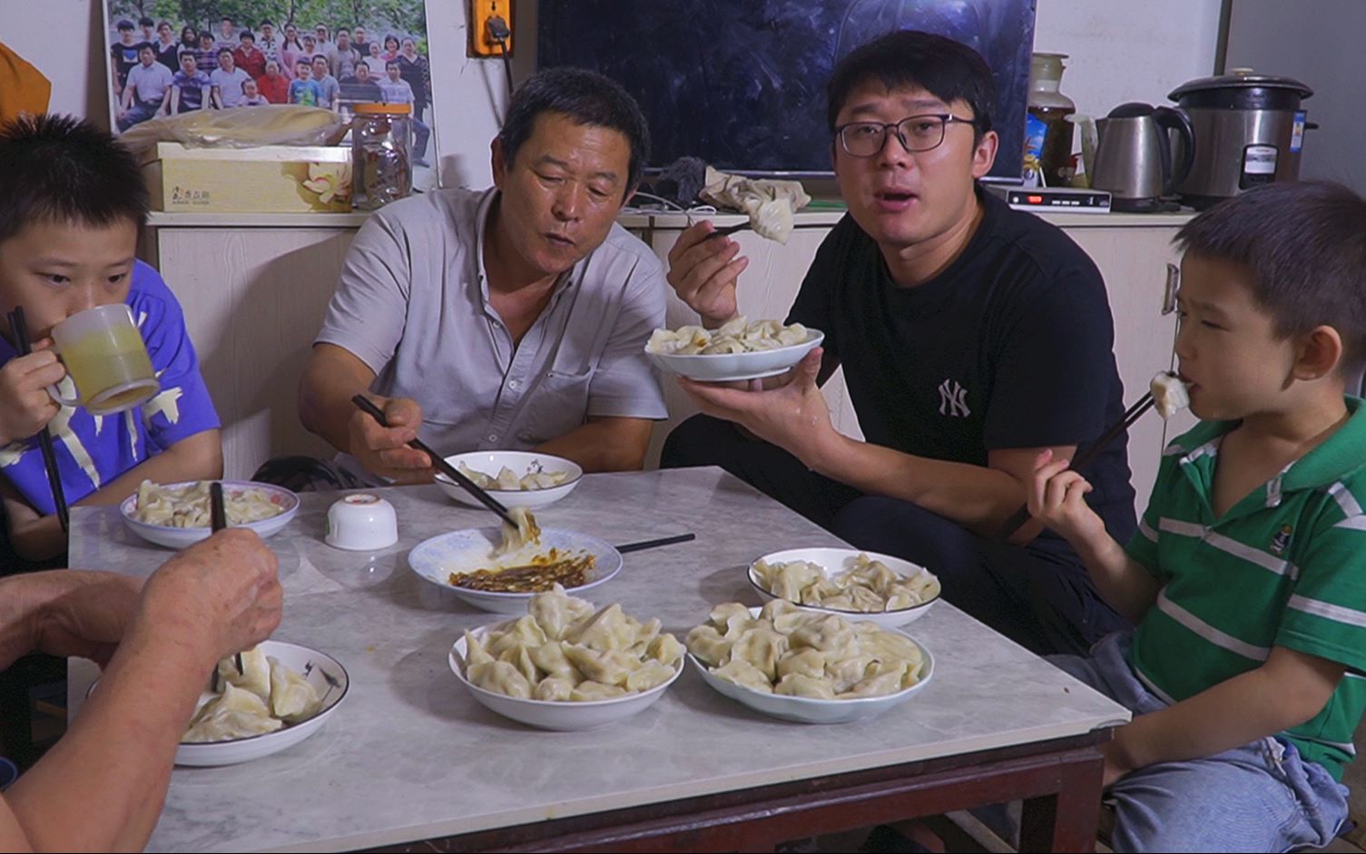 在老家下雨天,包牛肉馅水饺,鲜香可口一顿饺子三家吃,幸福满满哔哩哔哩bilibili