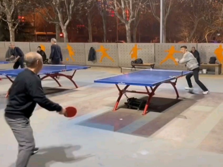 乒乓球大爷对战小伙