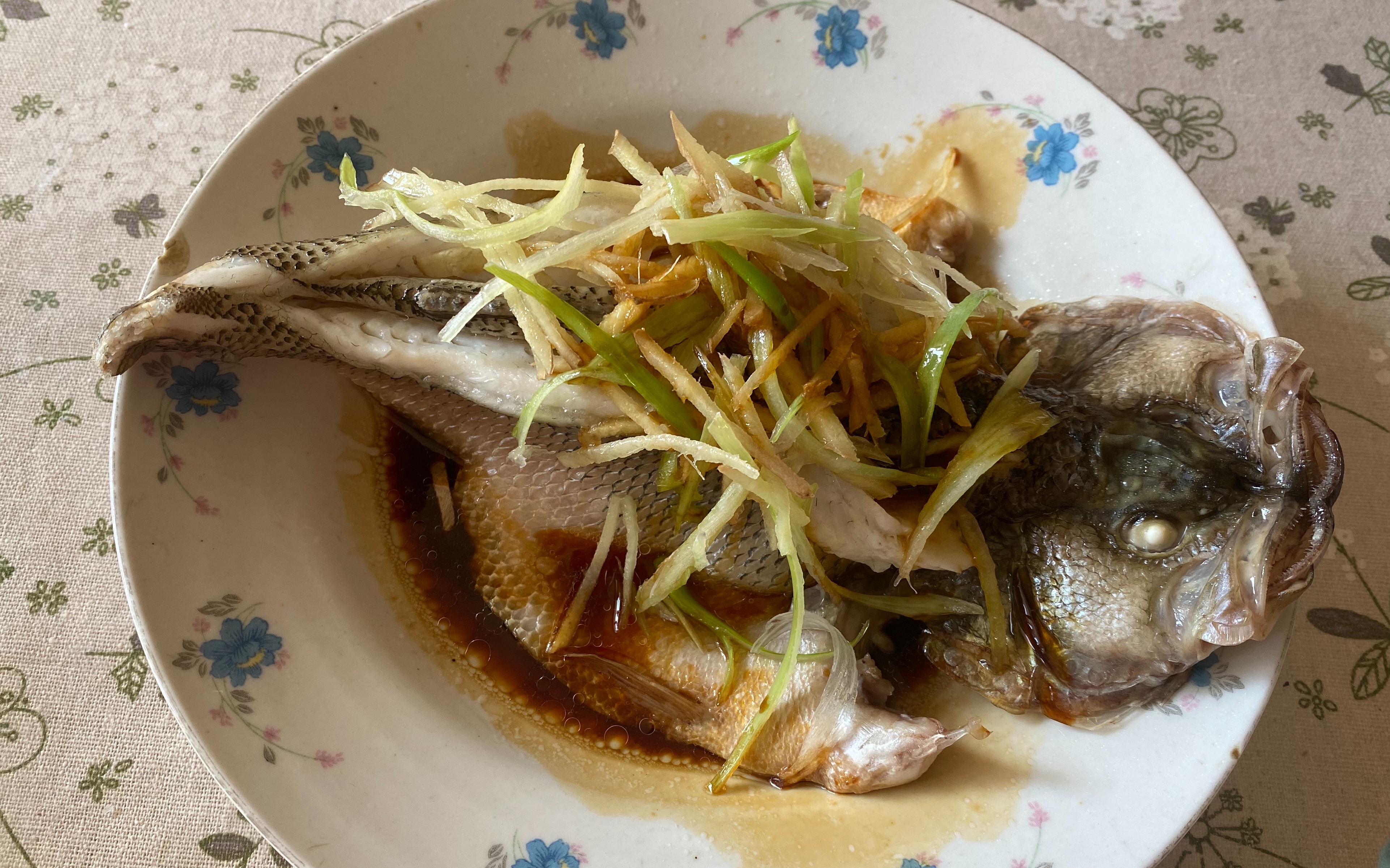 家庭版清蒸鲈鱼,只鲜不腥,口感滑嫩,肉质细腻,营养美观