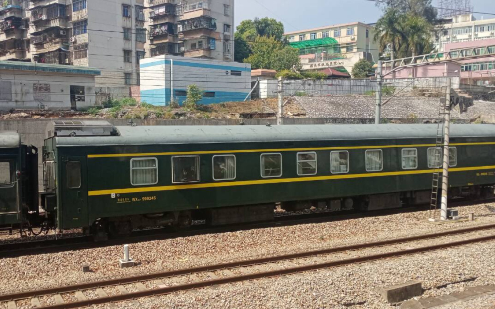 冒雨夜拍轨检 k536次列尾挂wx25t999246通过韶关浈江铁路桥