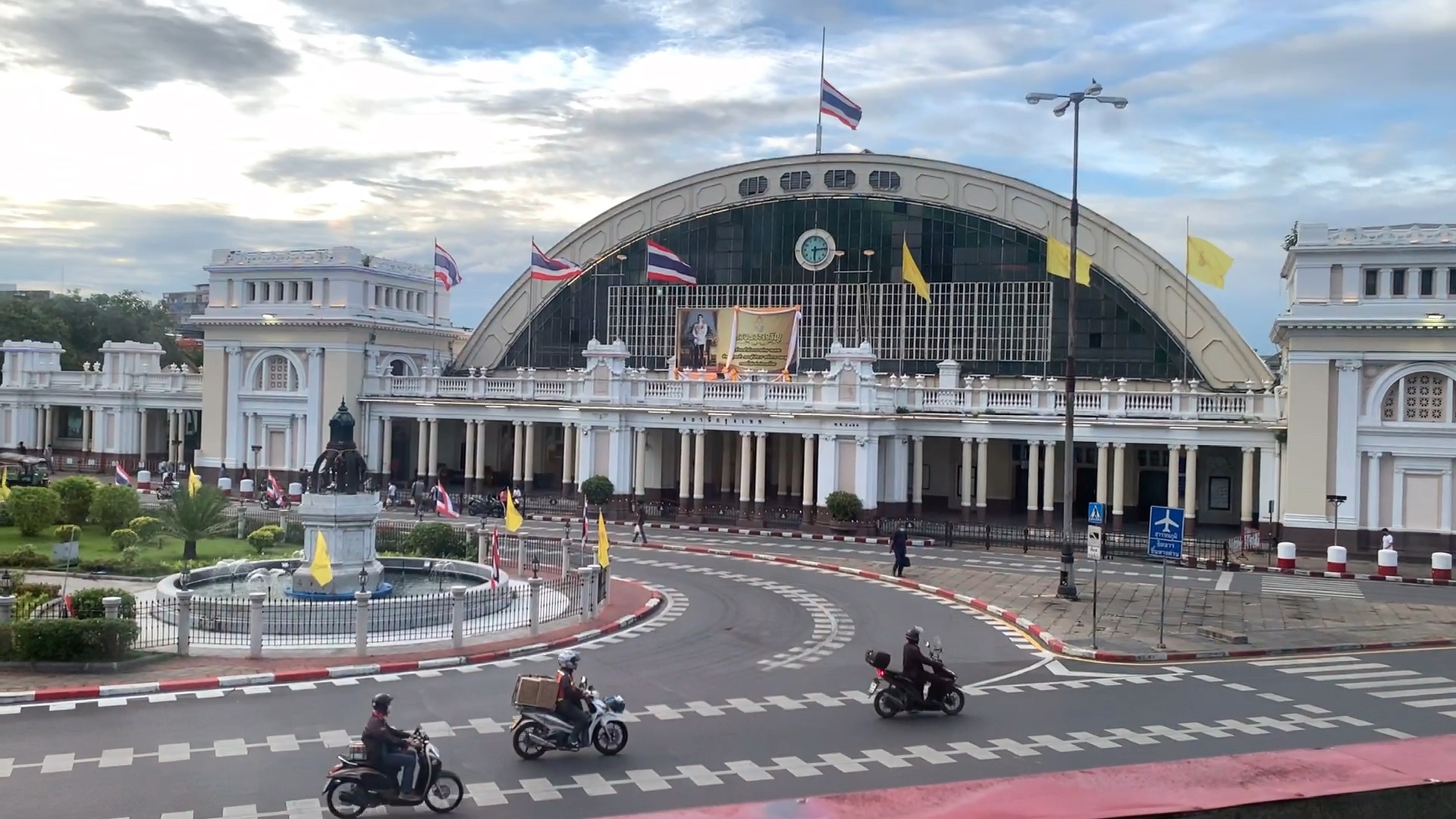 曼谷傍晚的火车站