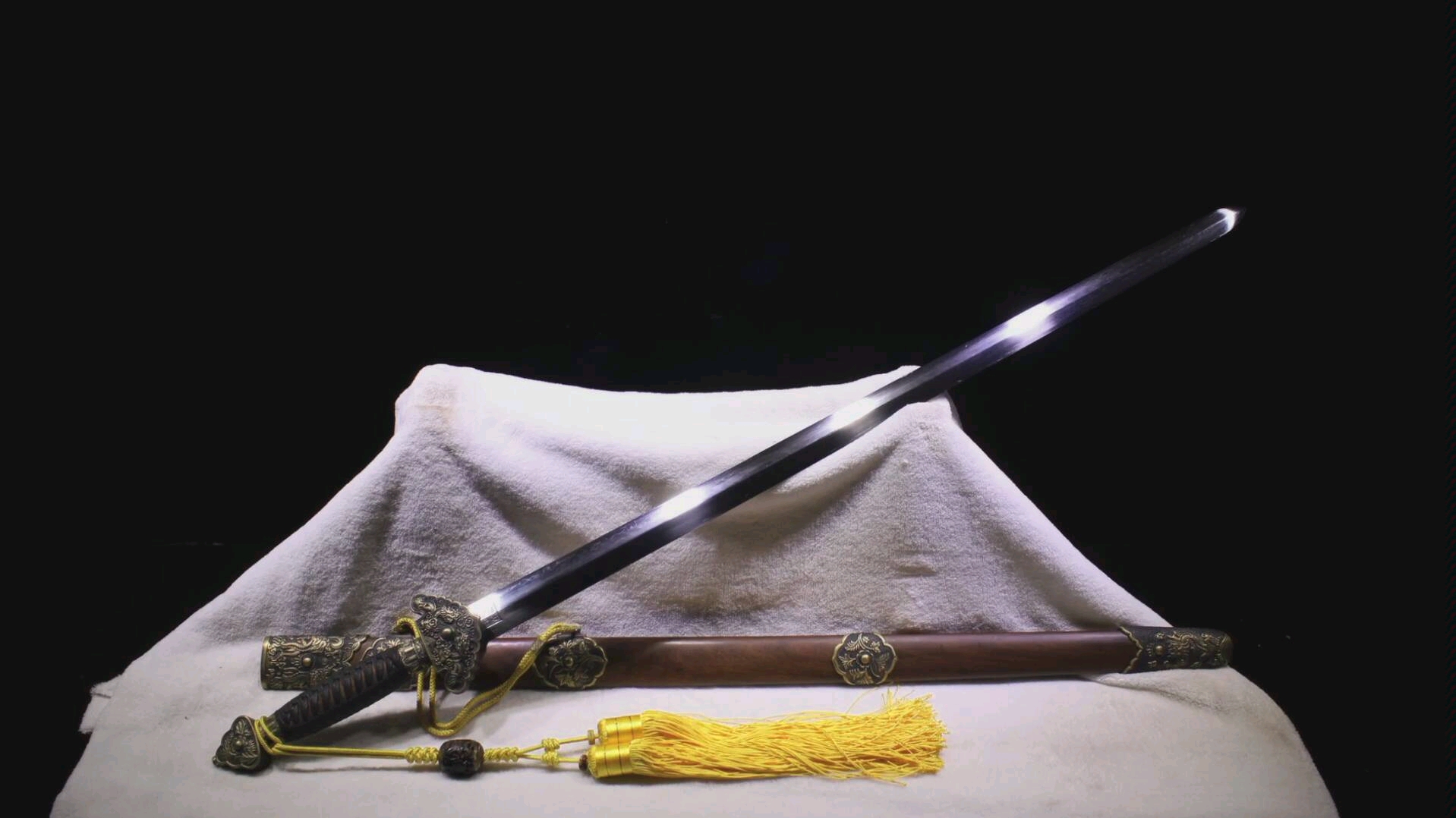 龙泉铸剑师周正武作三枚地肌蚁木鞘铜装云龙剑(13);龙泉剑,中国刀剑