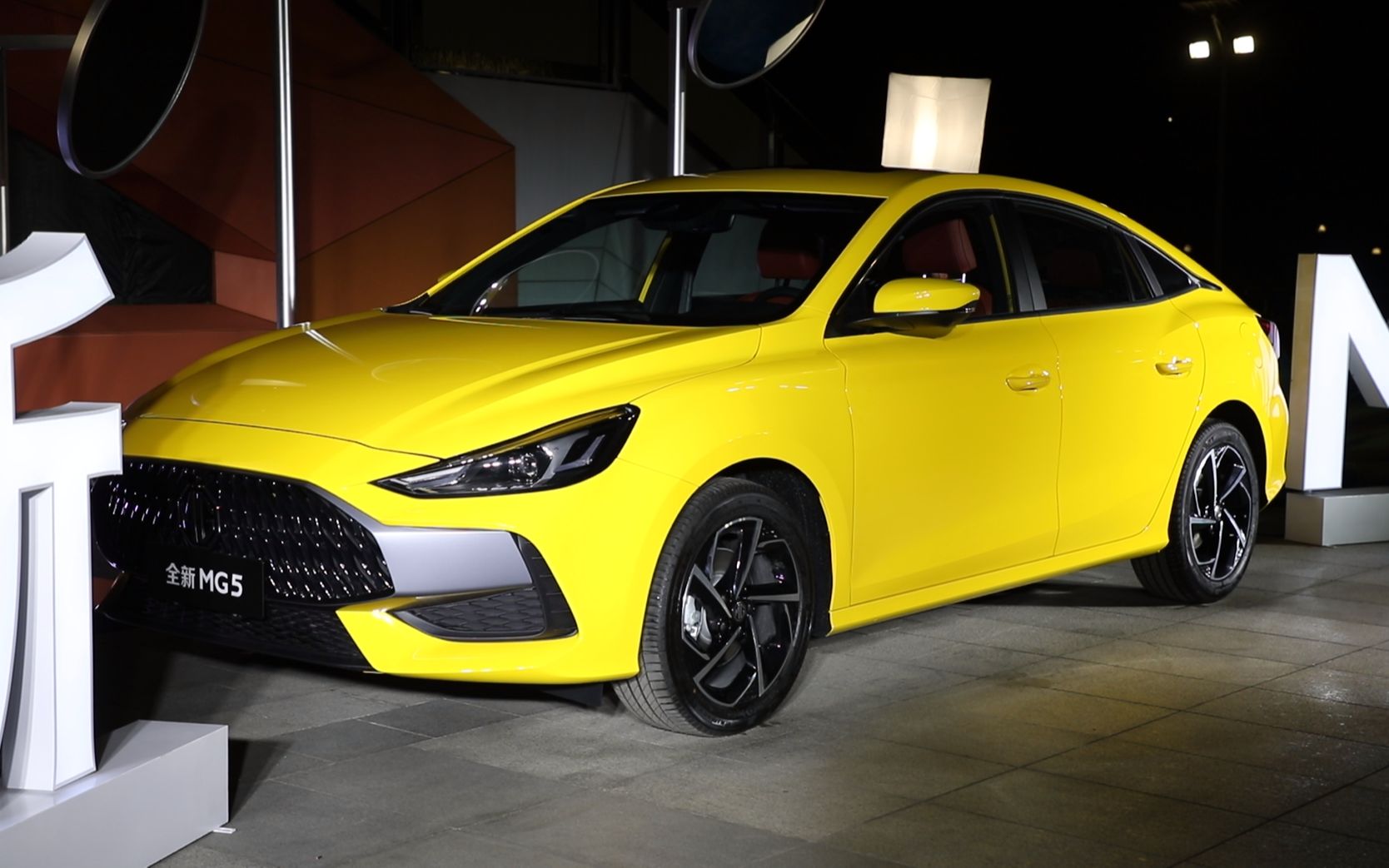 "八万级青奢潮跑"全新mg5广州上市