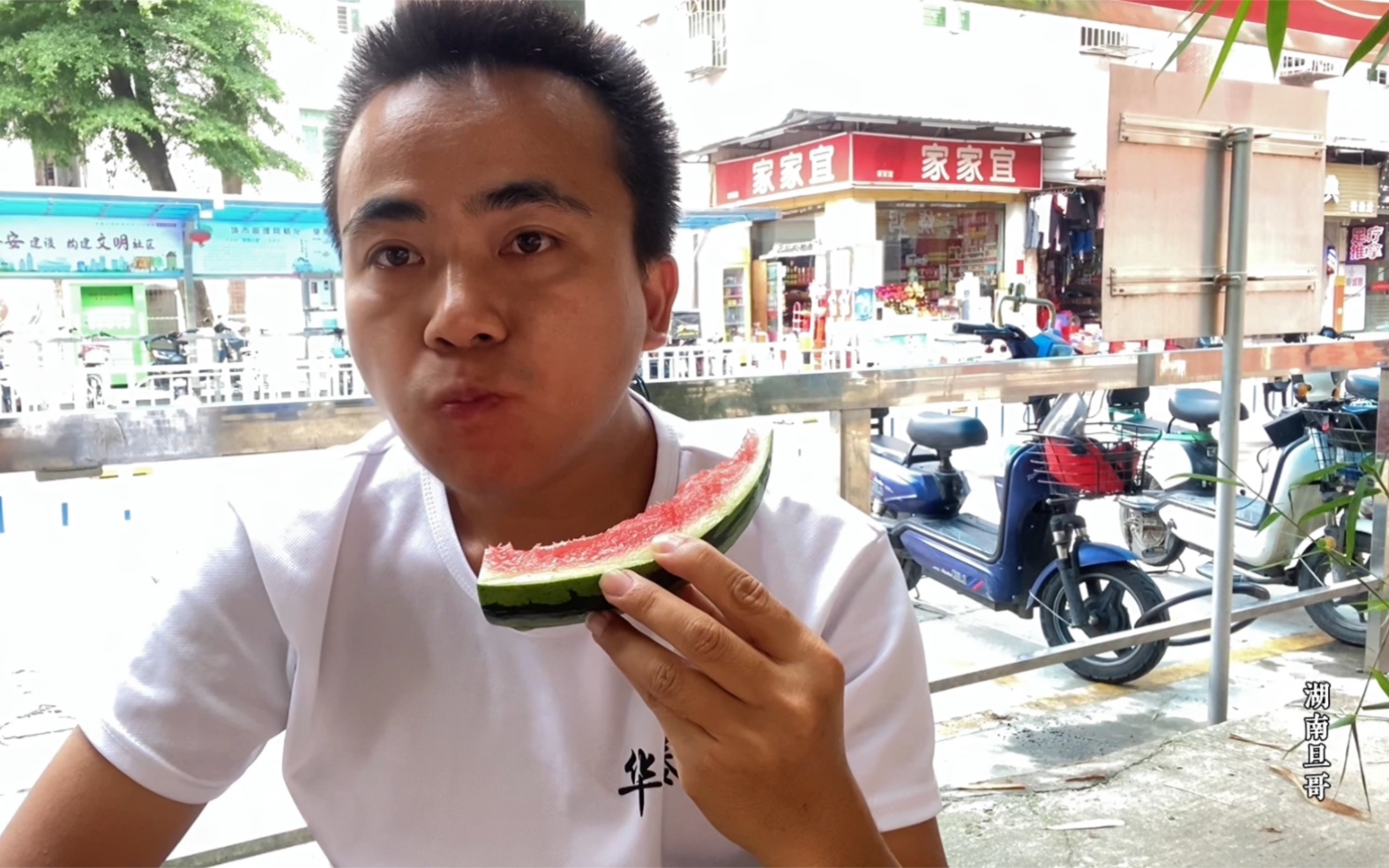 湖南旦哥在东莞的日子简单朴素为什么今天就有西瓜吃了