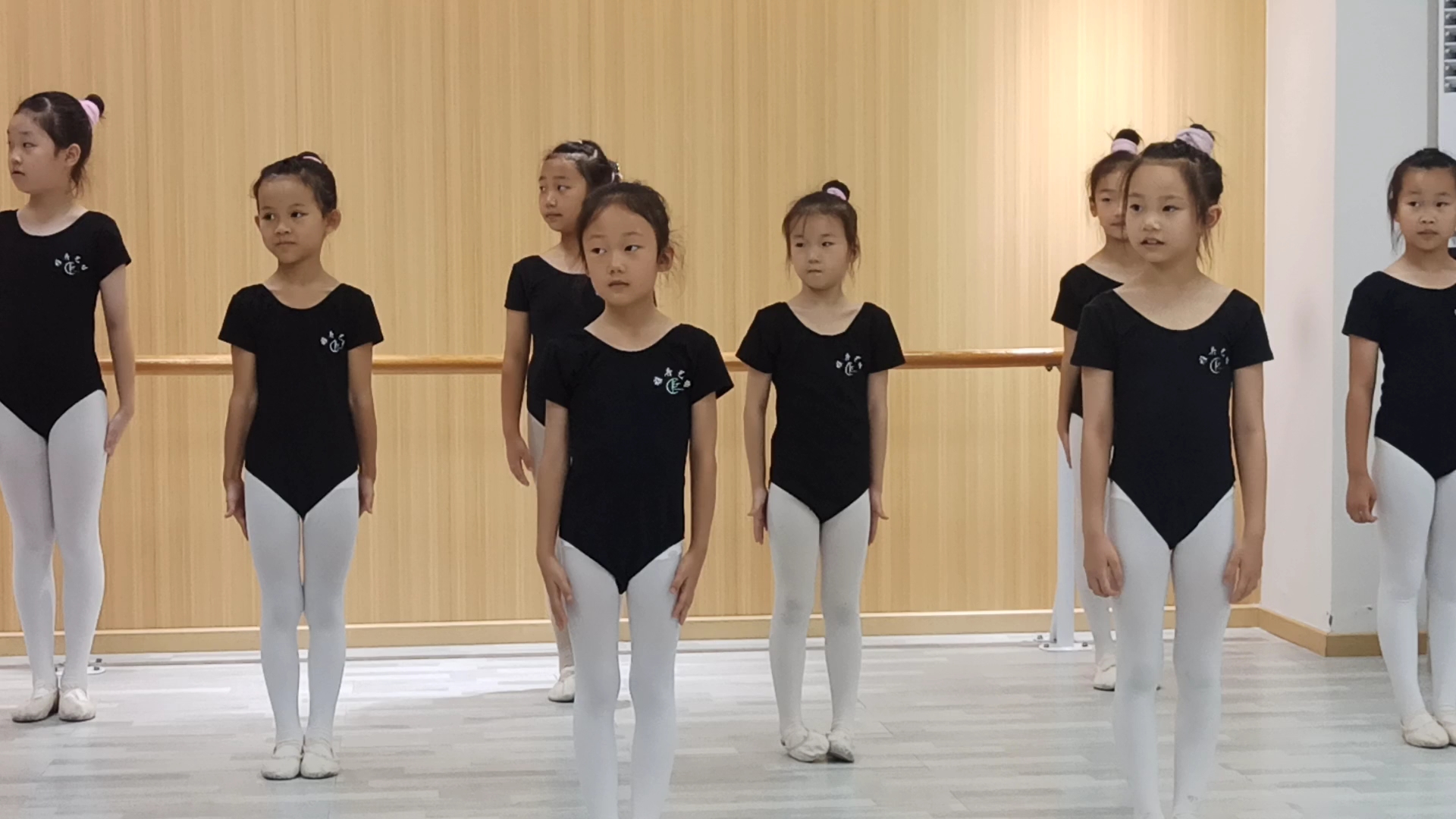 女儿儿童节舞蹈彩排