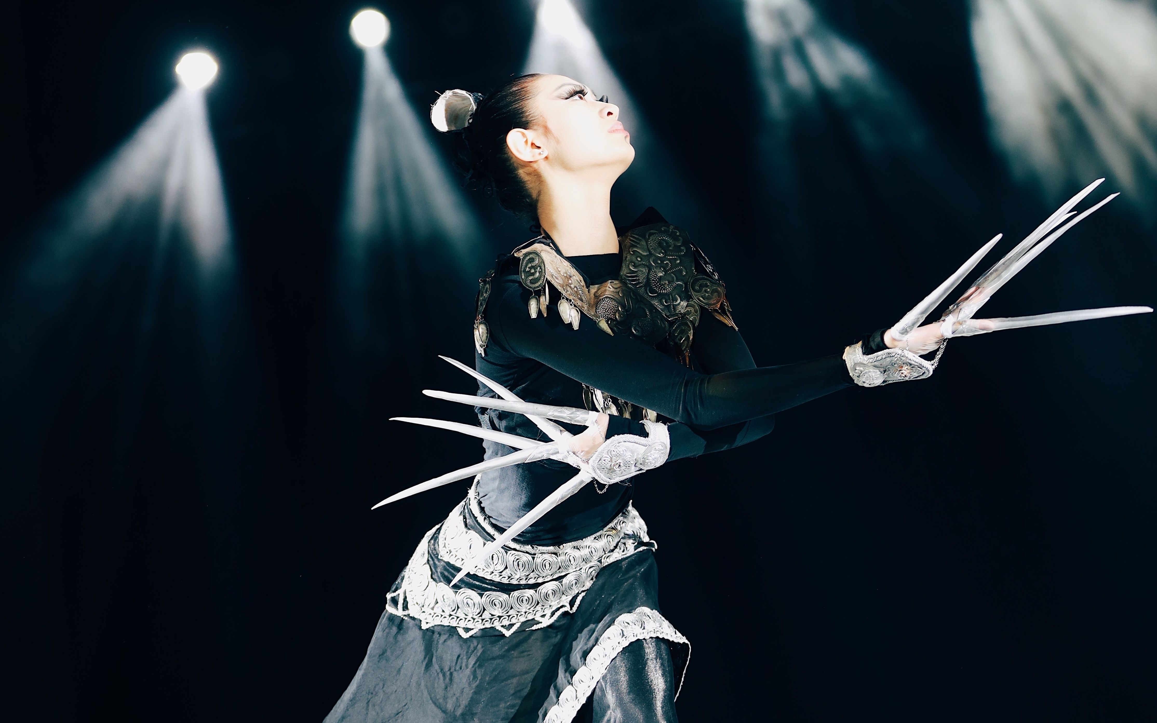 杨丽萍为爱徒侄女小白兔量身定制的长甲舞不是轻易能看到的