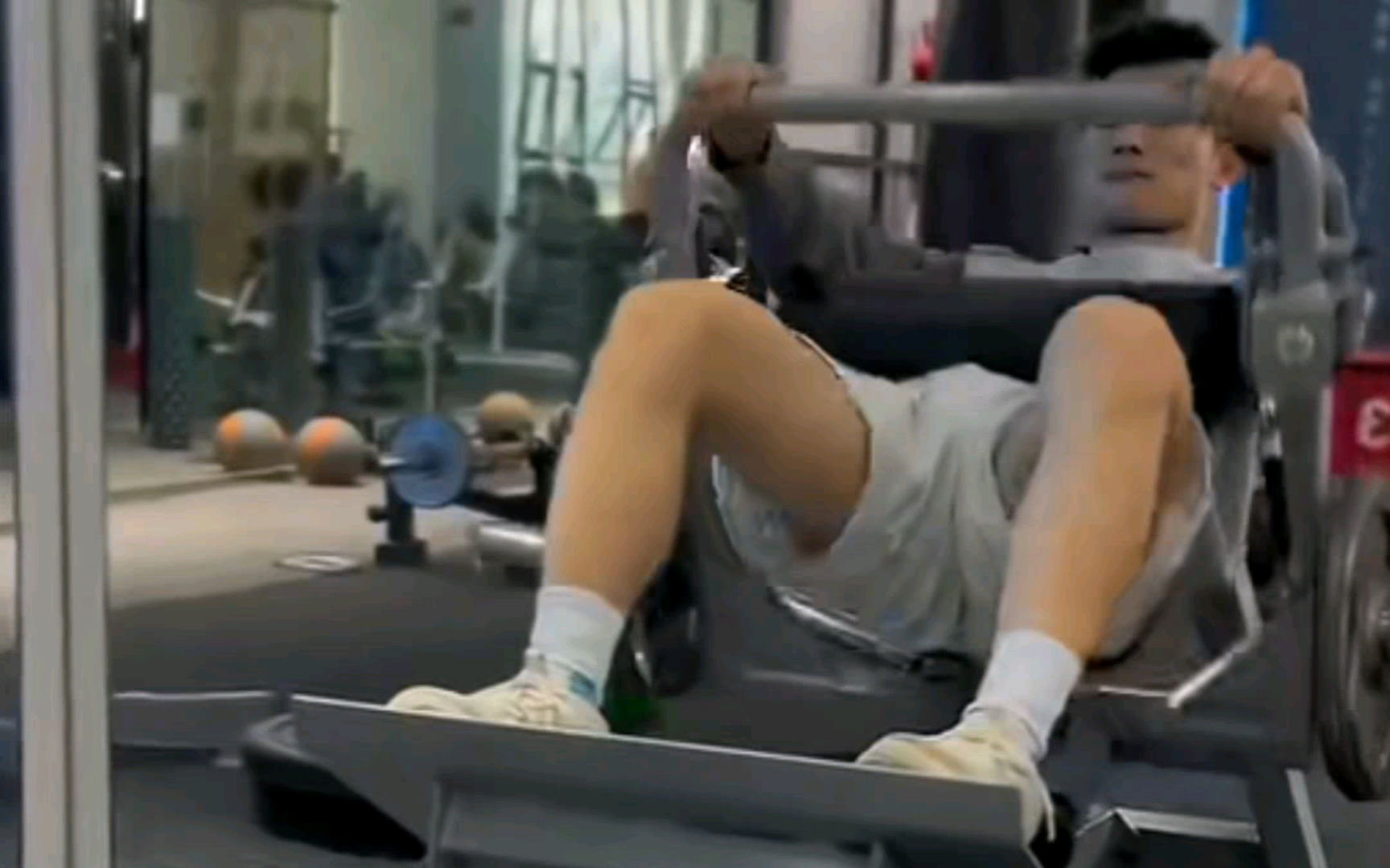 男大学生健身房健身