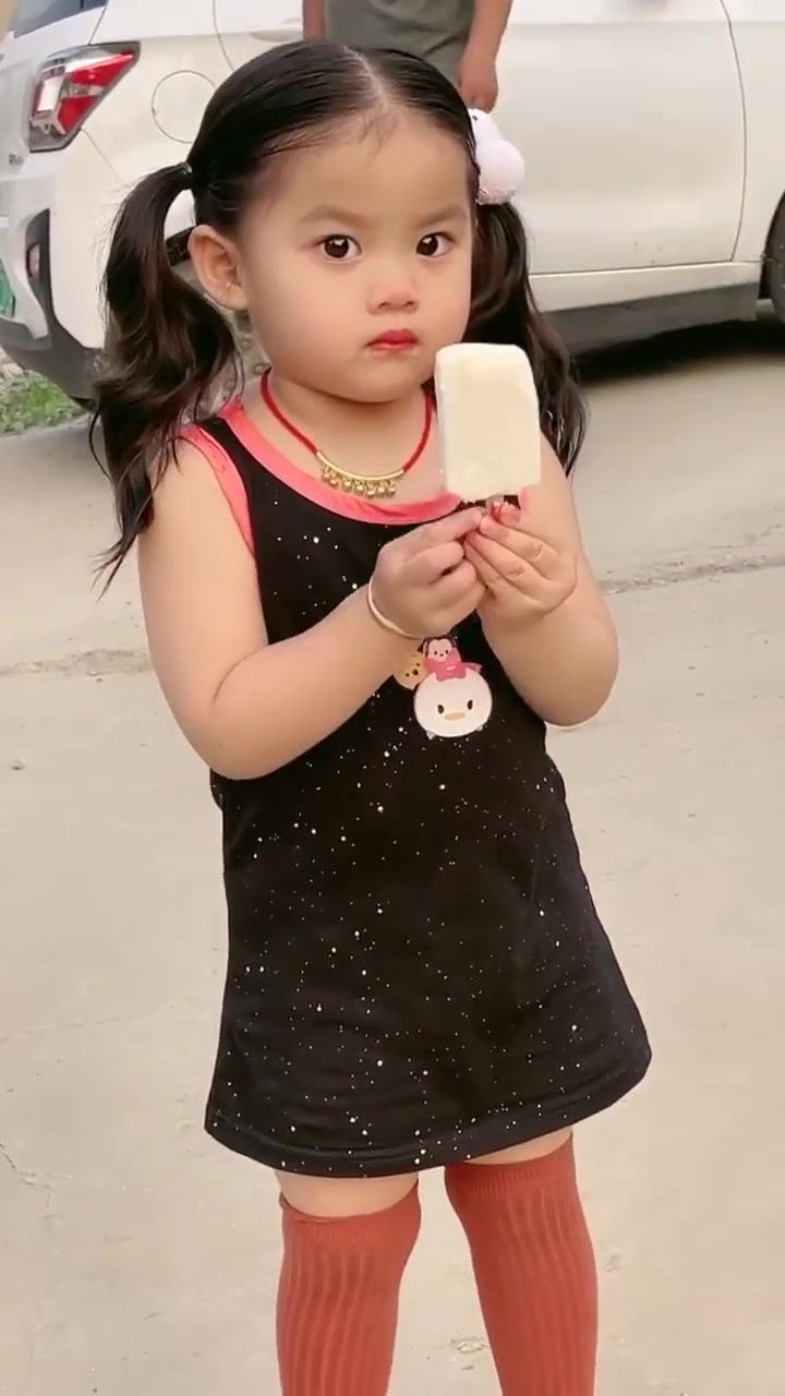 那个哭起来咬牙切齿的小女孩长大了