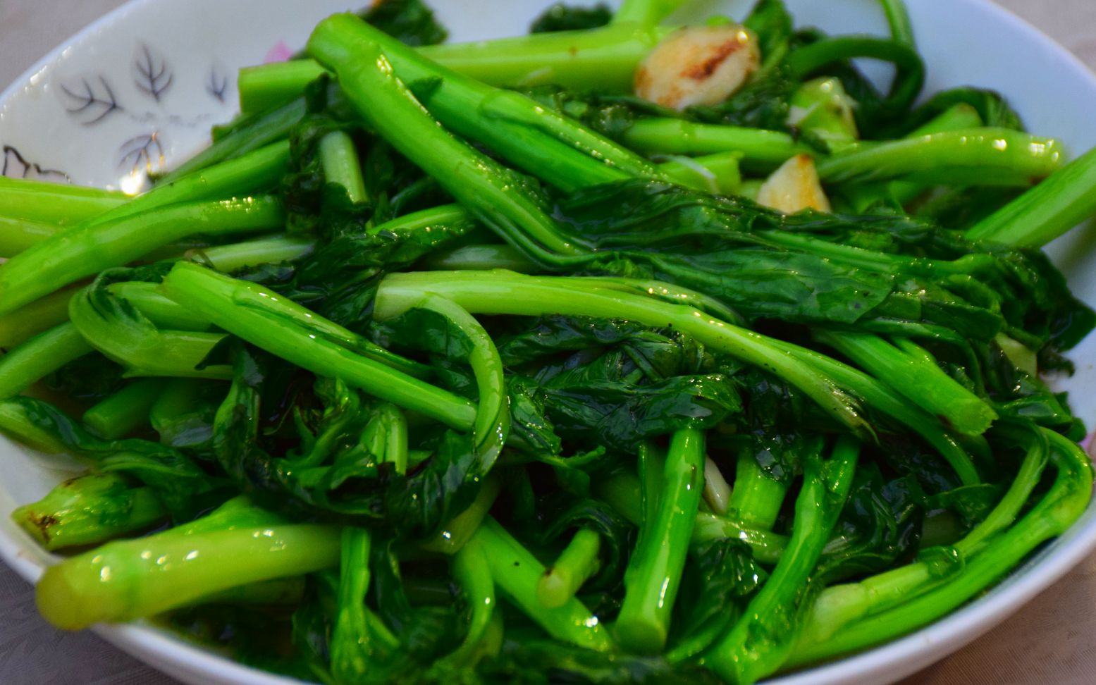 实拍广东阿姨炒蒜蓉菜心,柴火灶这样炒出来,才会又甜又绿