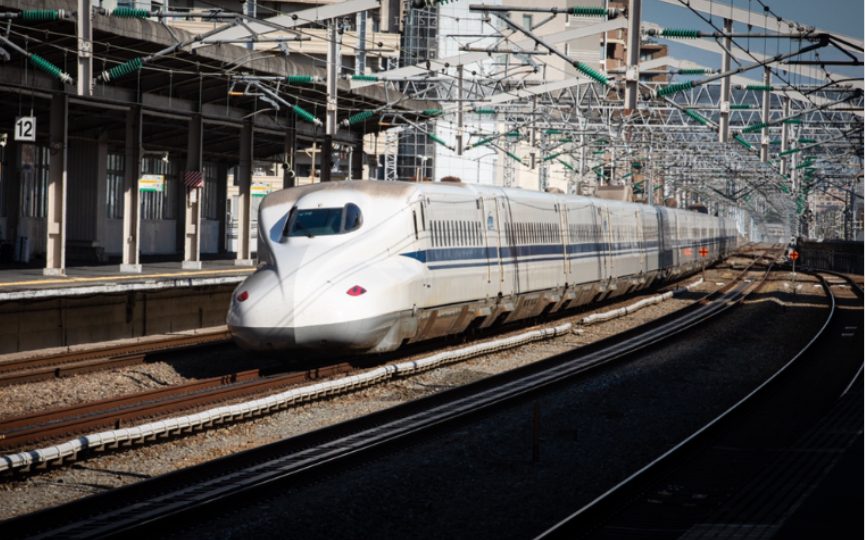 jr新干线700系列车高速通过西明石駅